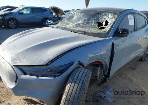 2025 Ford Mustang Mach-E Premium z USA, uszkodzony, nr VIN 3FMTK3R72SMA36745